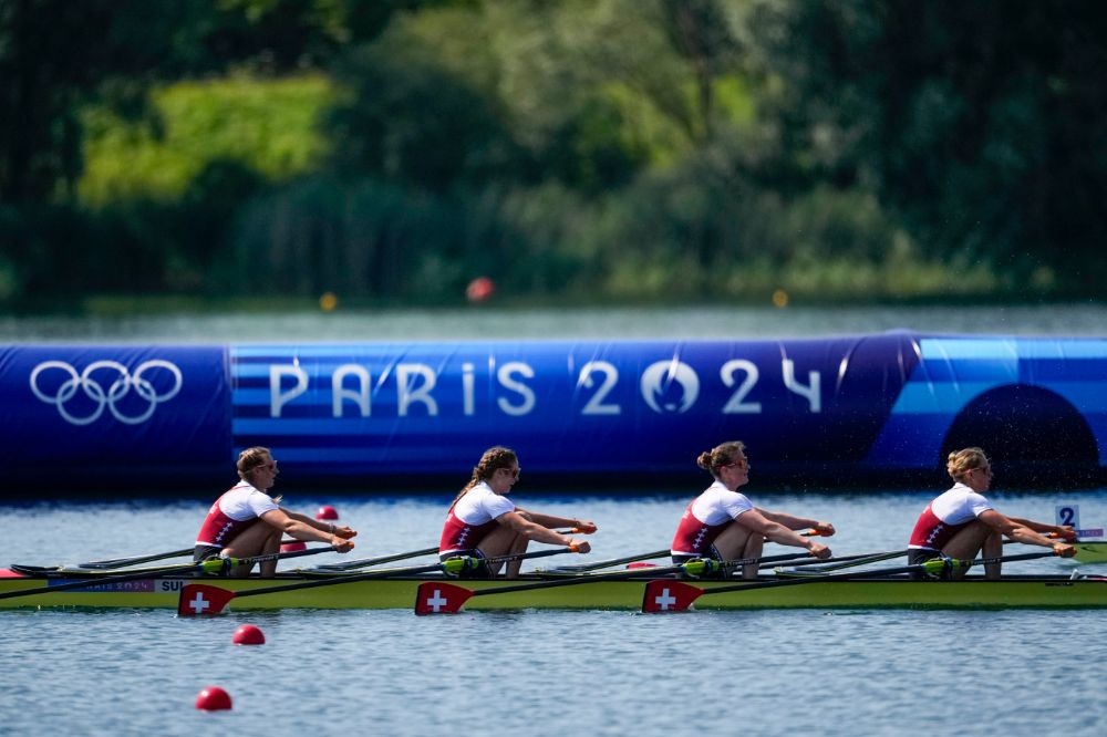 Jeux Olympiques 2024: Fabienne Schweizer, Célia Dupré, Pascale Walker et Lisa Lötscher (d.g.à.d.) en plein effort. (photo: Keystone-ATS)