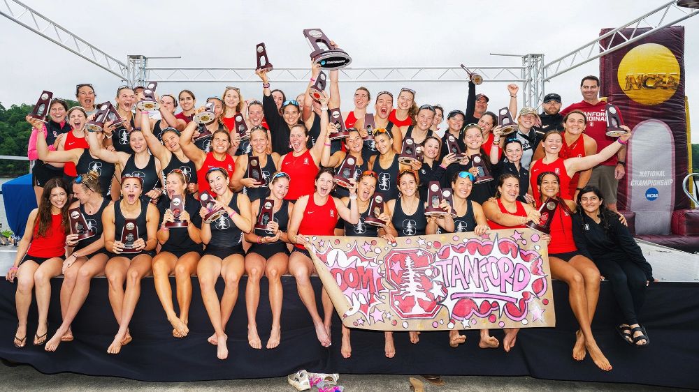 Mai 2026: Célia Dupré (rangée du bas, 5e depuis la droite) et toute l’équipe féminine d’aviron de l’université Stanford. (photo: Stanford University)
