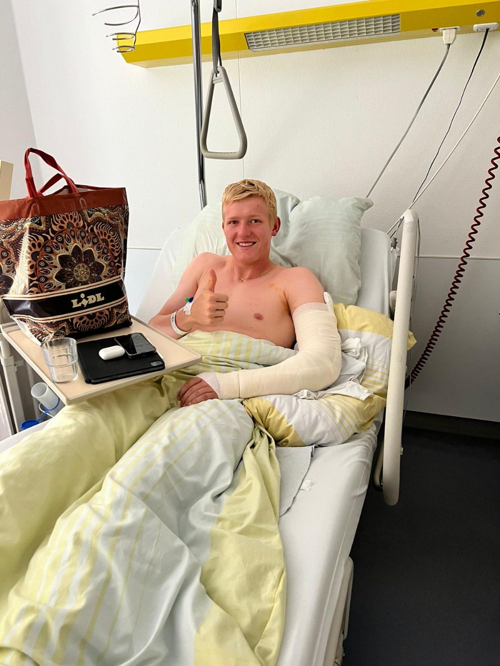 Daumen hoch nach der gelungenen Arm-Operation (zvg).