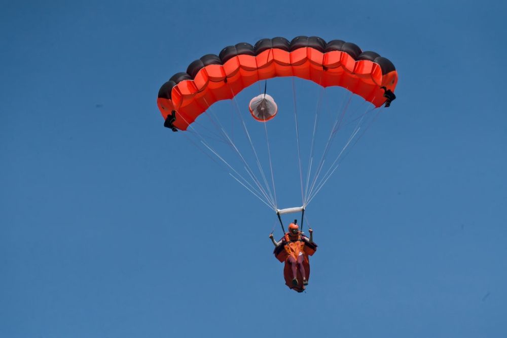 Jenna Gygi im Landeanflug nach einem Spung mit dem Wingsuit (Bild: zvg).