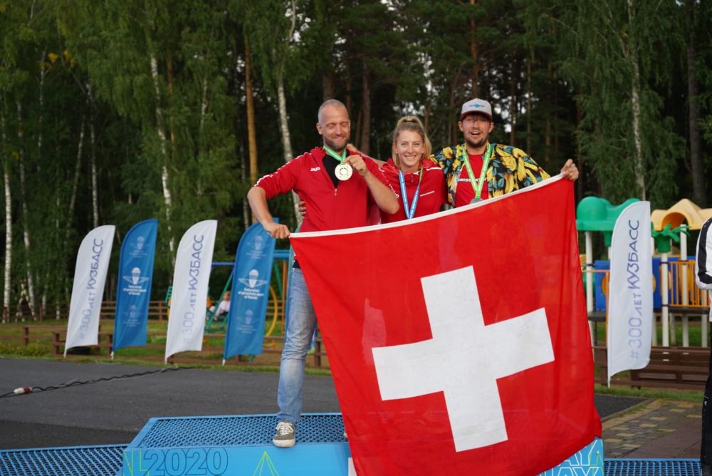 Jenna Gygi wird mit ihrem Team (Jarno Cordia links & René Terstegen rechts) 2021 in Sibirien Wingsuit-Weltmeisterin in der Disziplin Akrobatik (Bild: zvg).