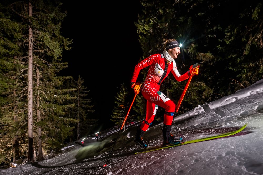 Weltcup-Wettkämpfe finden gelegentlich auch nachts statt: Marianne Fatton beim Vertical Race in Courchevel Anfang Januar 2026. (Foto: Keystone-SDA)