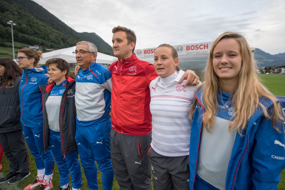 Häuptle mit ihrem Staff während einem Testspiel der Frauen U19