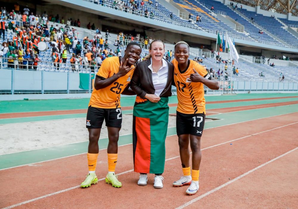 Häuptle bejubelt im Oktober 2025 nach einem 3:0 gegen Namibia mit ihren Spielerinnen Prisca Chilufya und Racheal Kundananji die Qualifikation für den Afrika-Cup