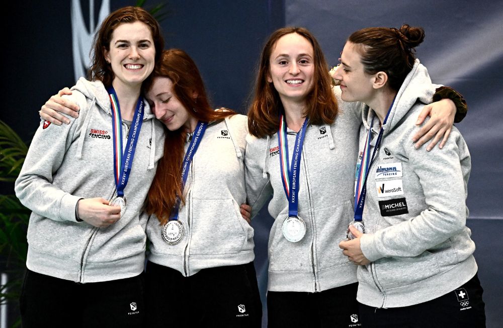 Fiona Hatz, Aurore Favre, Angeline Favre und Pauline Brunner gewinnen bei der Europameisterschaft 2025 die Silbermedaille im Degenfechten.